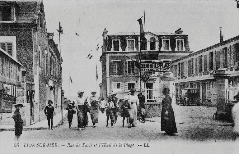 50. Lion-sur-Mer. Rue de Paris et l'Hôtel de la Plage. Le Côté sud au début du siècle.- Carte postale, LL. n°50, s.d., début 20e siècle;