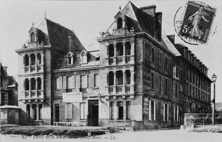 62. Lion-sur-Mer. Le Grand Hôtel. Elévations nord et ouest avant 1912.- Carte postale, éd. LL. n°62, s.d., début 20 e siècle.