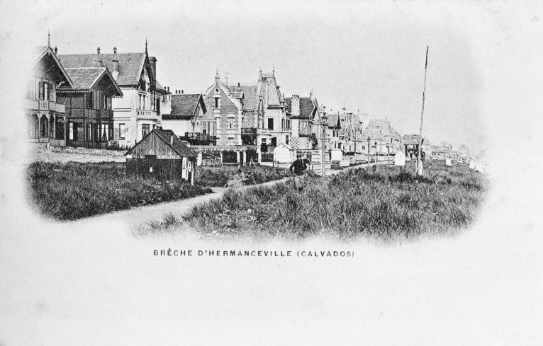 Brèche d'Hermanceville (Calvados) [Le front de Mer, partie ouest, vue depuis l'est].- Carte postale, vers 1900.