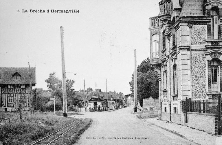 1. La Brèche d'Hermanville. [Vue de la rue du Dr Turgis au début du siècle].- Carte postale, éd. L. Potrel ; Nouvelles Galeries Lionnaises.