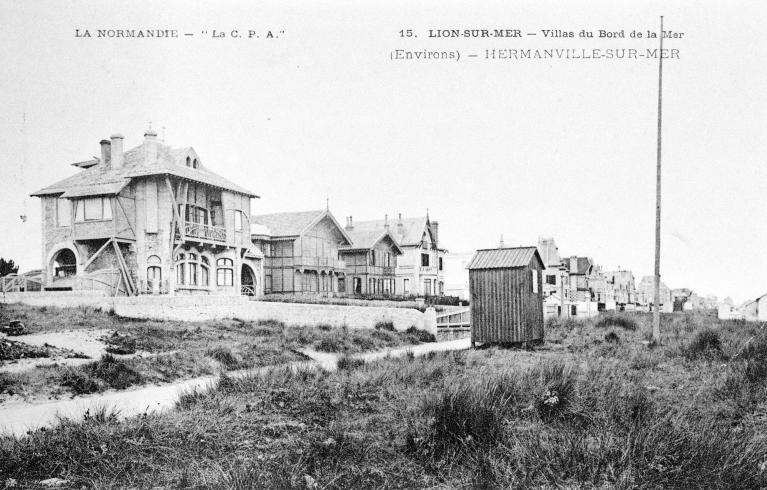 15. Lion-sur-Mer. Villas au bord de la mer. (Environs). Hermanville-sur-Mer. [Elévations est et nord vers le début du siècle].- Carte postale.  