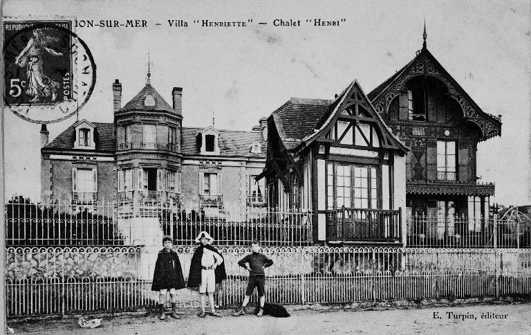 "Lion-sur-Mer. Villa ""Henriette"" - Chalet ""Henri"". Elévation nord vers le début du XXe siècle.- Carte postale, E. Turpin."