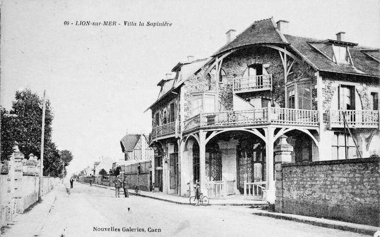 60. Lion-sur-Mer - Villa la Sapinière. [Vue d'ensemble depuis le nord au début du siècle].- Carte postale, Nouvelles Galeries à Caen.