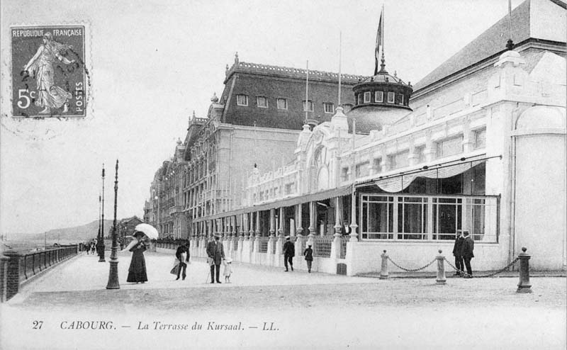 27. Cabourg. - La Terrasse du Kursaal. Vue du casino construit en 1908 par les architectes Emile Mauclerc et Viraut. Vue de la façade du côté de la mer. [3e casino].- Carte postale, LL. éd., n.d., après 1908 (Collection particulière, Cabourg).