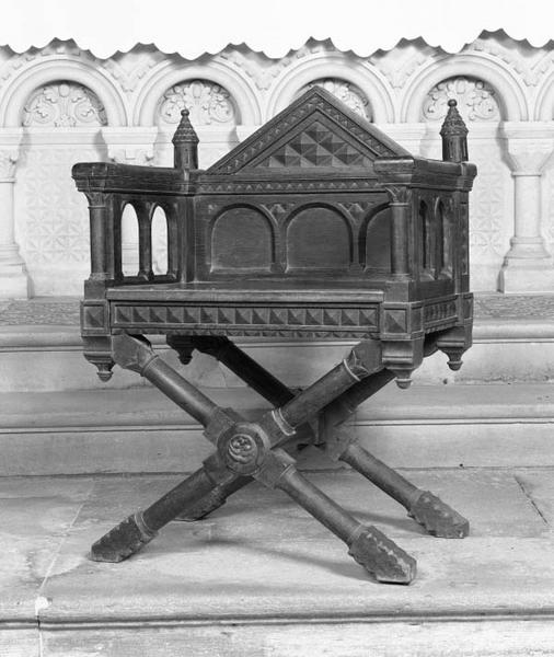 Fauteuil de célébrant, 2 tabourets d'église, banc de choeur (siège en X), style néo-roman