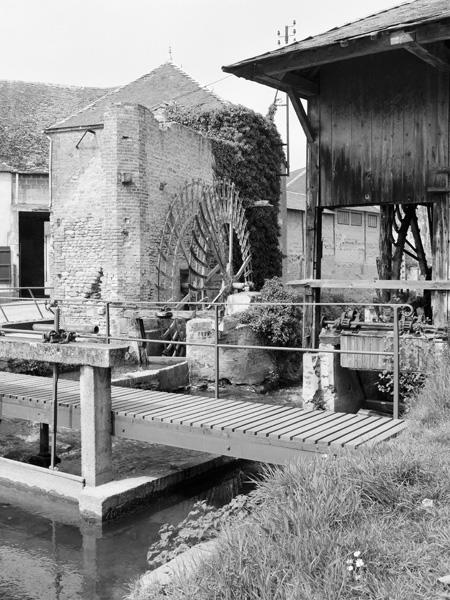 Vestiges de la roue hydraulique et de l'atelier de fabrication. Vue prise de l'est.
