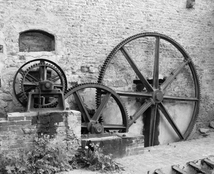 Vestiges des mécanismes de transmission du mouvement de la roue.