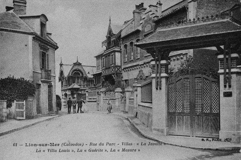 61. Lion-sur-Mer (Calvados). Rue du Parc. Villas : "La Javotte", la "villa Louis", la "Guérite", la "Masure". Elévation sud des maisons de la rue Pasquet vers le début du XXe siècle.- Carte postale, B.F. Paris, n°61.