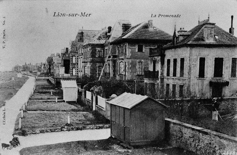Lion-sur-Mer - La promenade [Elévations nord et ouest au début du siècle].- Carte postale, L.M., V.P. Paris n° 5.