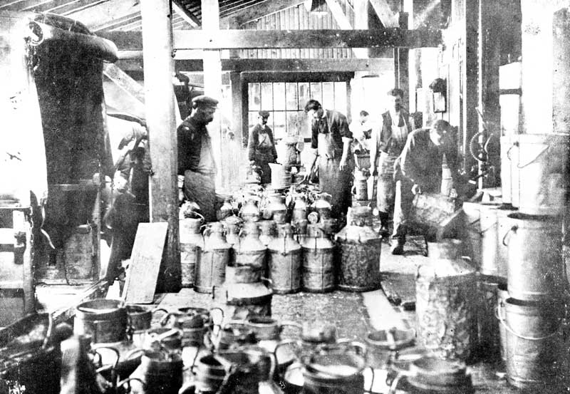 La réception du lait.- Photographie ancienne, tirée de : LE FORT, V. La fromagerie de St-Maclou. La Revue illustrée du Calvados, janvier 1914.
