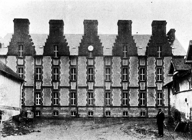 Les bâtiments où sont installés les bureaux et hâloirs.
