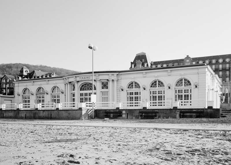 'Vue de l''élévation nord prise depuis la plage.'