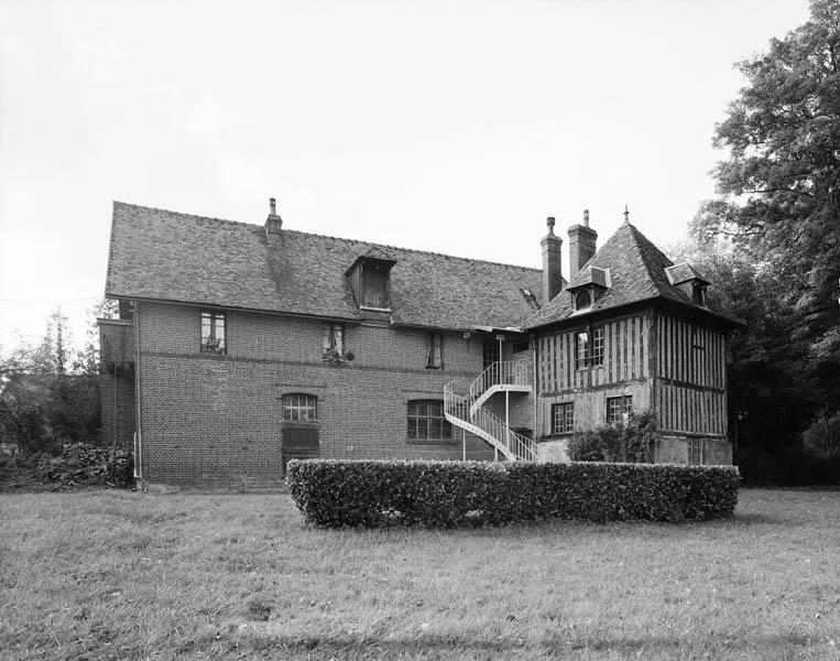 Bâtiments sud : écuries surmontées d'un logement et pavillon en pan de bois. Vue d'ensemble depuis l'est.