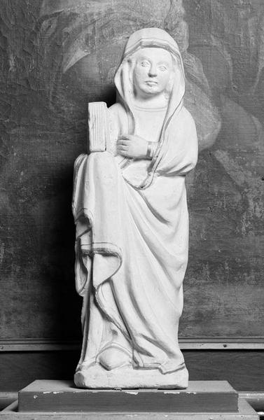 Statue : sainte au livre