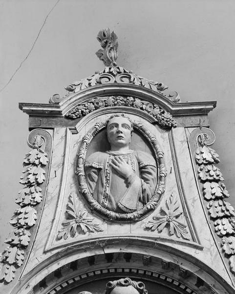 2 autels et retables (autels secondaires, retable architecturé, en pendant)