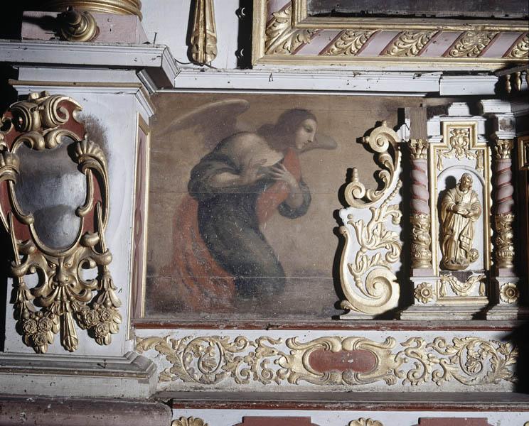 Détail de la contretable au niveau du tabernacle : ange de gauche.