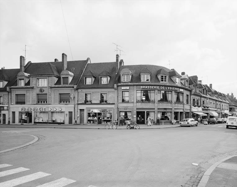 Angle de la place Mackau et de la rue du moulin.