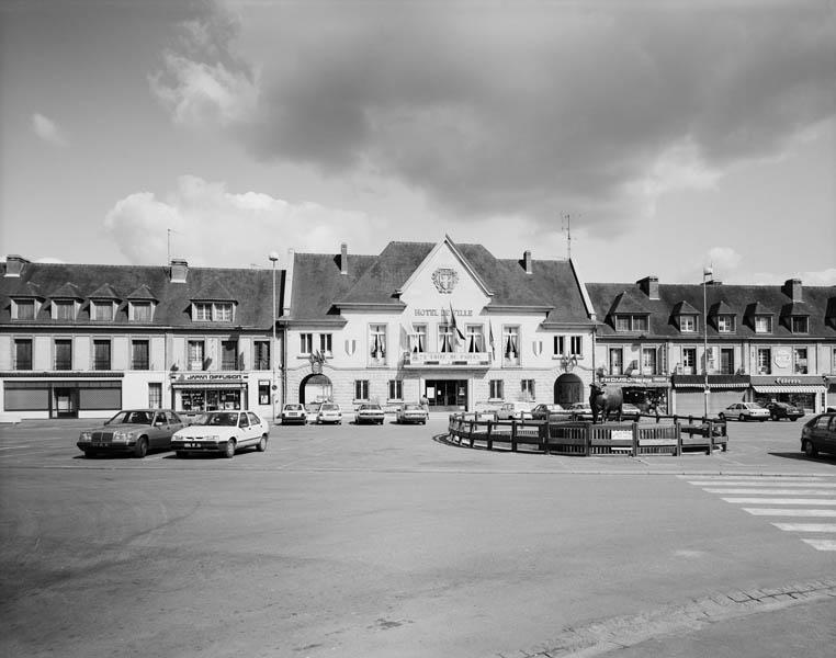 Place de Mackau, hôtel de ville et maisons, élévations ouest.