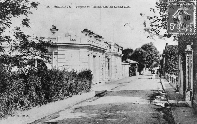 58. Houlgate - Façade du casino (2ème), côté du Grand Hôtel.- Carte postale, Collection AD, n.d., début du 20e siècle, avant 1909 [date du cachet de la poste], n. et b., 17,7 x 8,8 cm. (Collection particulière, Houlgate).