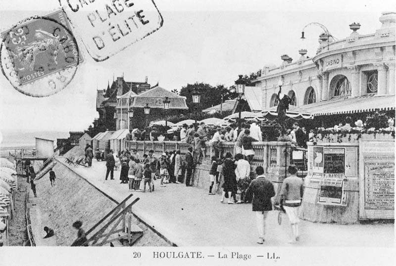 20. Houlgate. - La Plage. Casino (2ème).- Carte postale, LL. éd., n.d., 1er quart du 20e siècle, n. et b., 17,7 x 8,8 cm. (Collection particulière, Houlgate.).