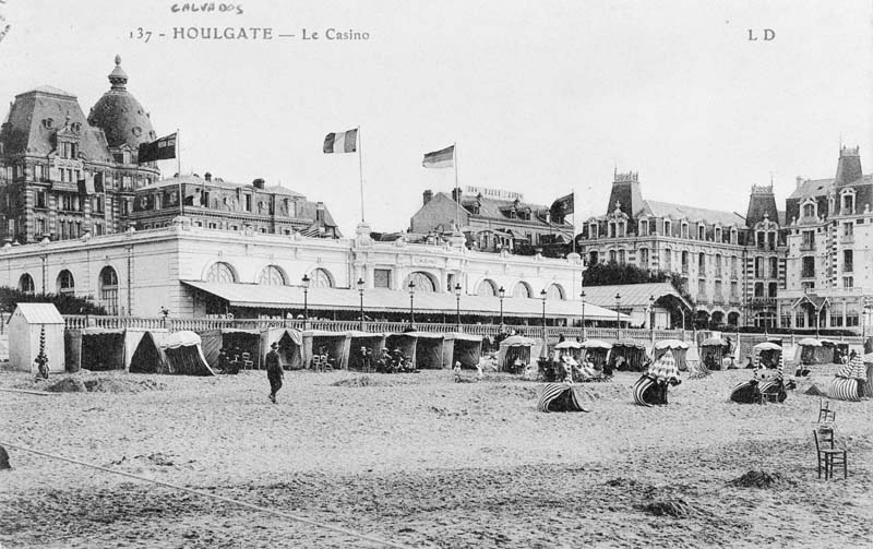 137 - Houlgate - Le Casino (2ème). Vue prise du nord depuis la plage.- Carte postale, L.D. éd., n.d., 1er quart du 20e siècle, n. et b., 17,7 x 8,8 cm. (Collection particulière, Houlgate.).