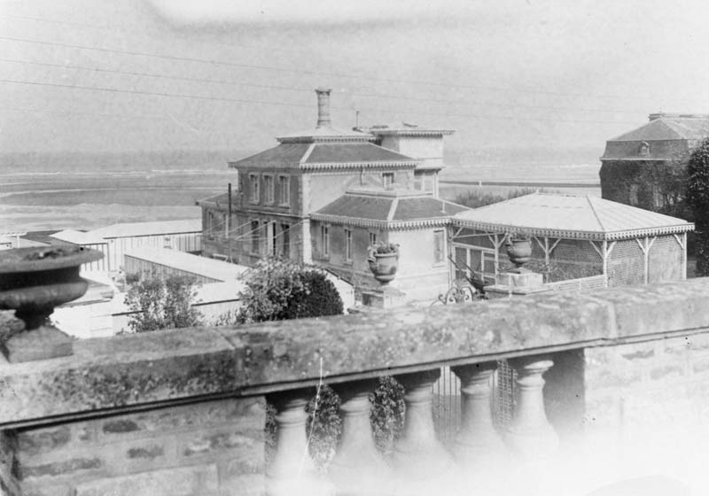 'Houlgate, l''établissement de bains [casino (1er) dit Le Salon ou Le Casino, puis Le Grand Casino].- Photographie ancienne, n.s., n.d., début du 20e siècle, avant 1907. Tirage original sur papier albuminé contrecollé sur page d''album, n. et b., [dimensions non prises]. (Album Pichereau. Collection particulière Cauderlier).'