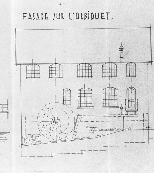Etablissements Emile et Paul Bourné à Lisieux, boulevard Jeanne d'Arc et rue d'Alençon. Bâtiments n°11. Roue hydraulique, façade sur l'Orbiquet.