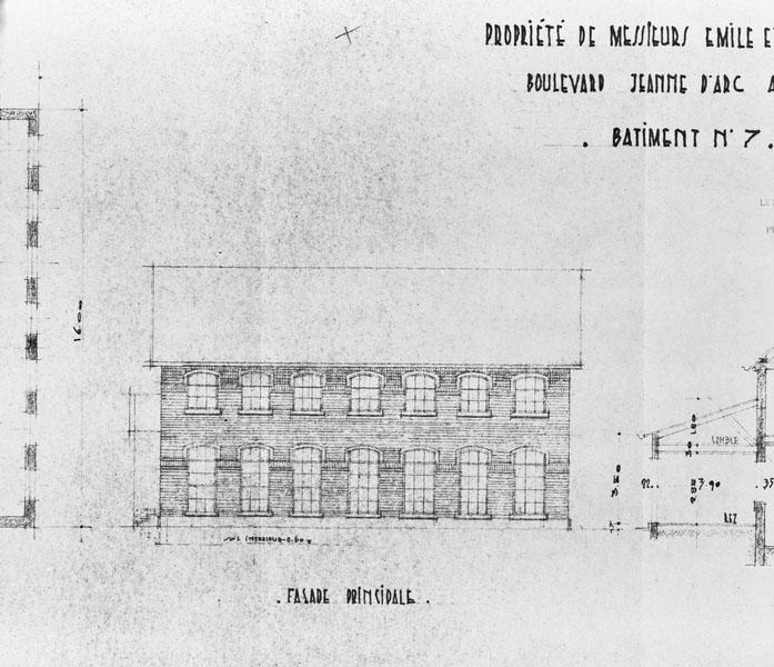 Propriété de Messieurs Emile et Paul Bourné, boulevard Jeanne d'Arc à Lisieux. Bâtiment n°7 (bureau et cave à cidre). Façade principale.