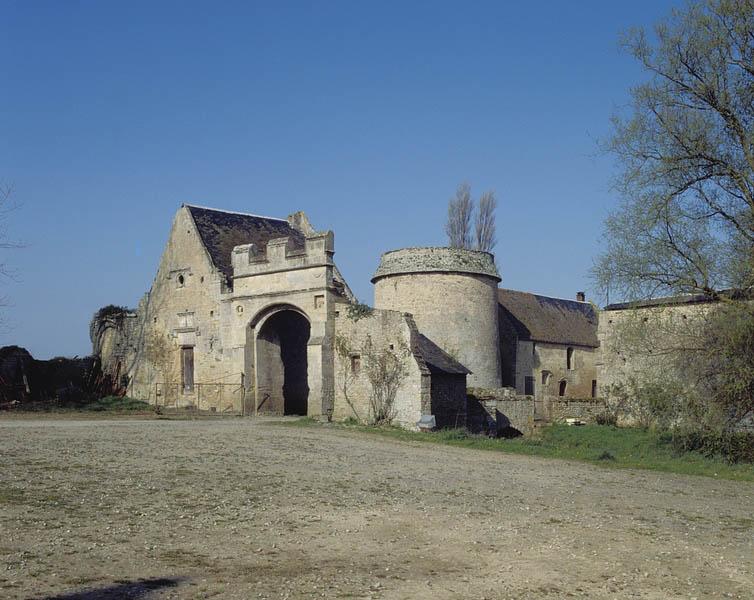 Avant-porte de la cour et logement du jardinier.