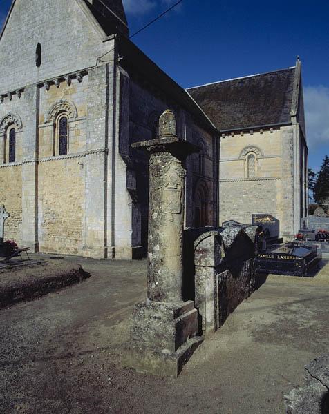 Cimetière, tombeau de Jean Dupont d'Aisy, décédé en 1845.