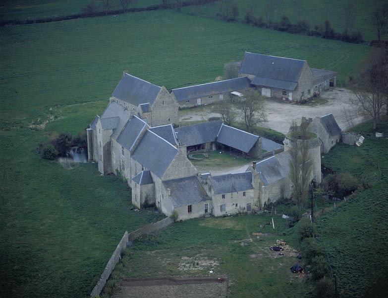 Vue aérienne, côté ouest.