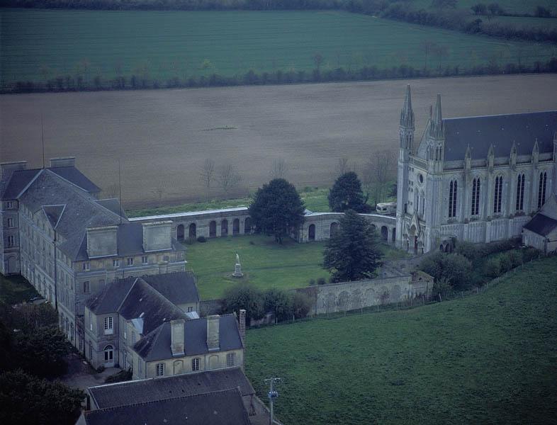 Séminaire, vue aérienne prise du nord.