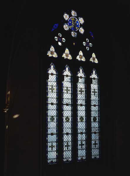 Vue d'ensemble de la baie 1 ou 2 : verrière décorative et monogramme de la Vierge.