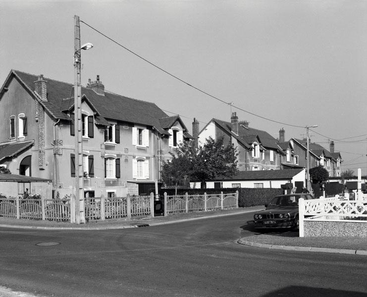 Cité ouvrière (2). Rue d'Auge. Vue prise du sud-est.