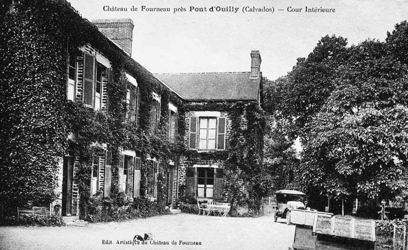 Château de Fourneau près Pont-d'Ouilly (Calvados) - Cour Intérieure.- Carte postale, s.d., début 20e siècle. (Collection particulière P. Coftier).