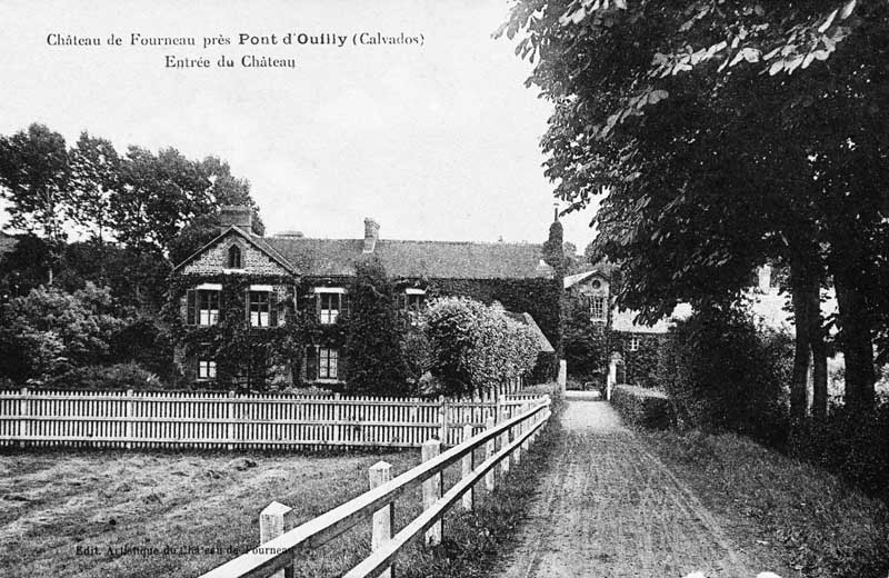 Château de Fourneau près Pont-d'Ouilly (Calvados). Entrée du château.- Carte postale, s.d., début 20e siècle. (Collection particulière P. Coftier).