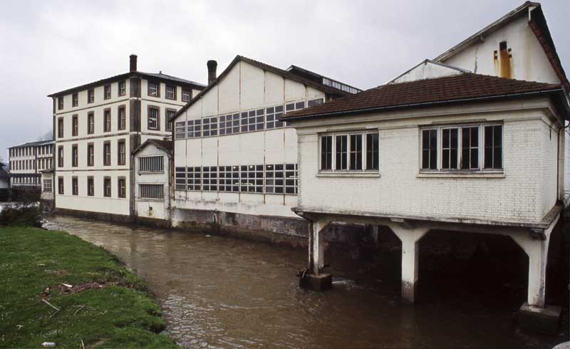 Ateliers de fabrication et canal.
