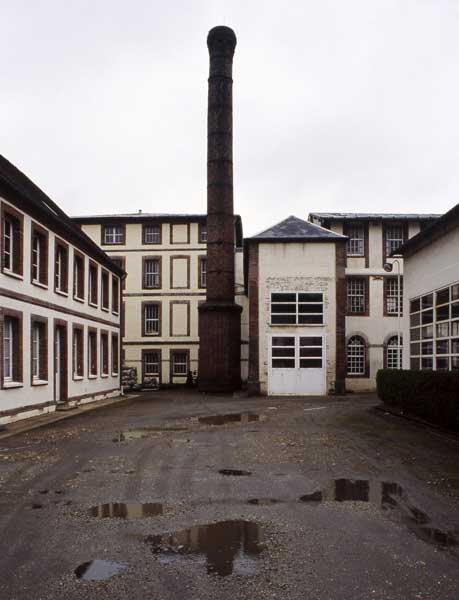 Bureau, cheminée d'usine, chaufferie et atelier de fabrication, vue prise du nord ouest.