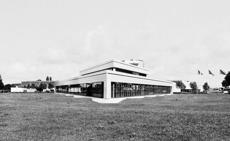 Bureaux et nouveaux ateliers, vue prise du sud.