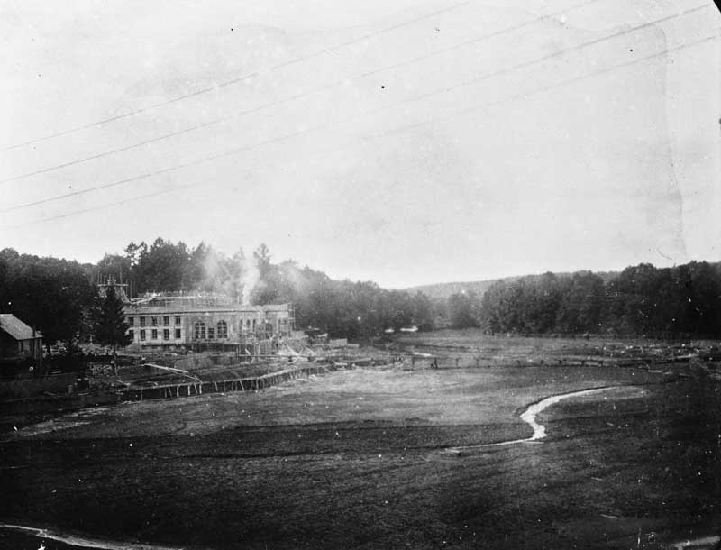 Curage du lac et casino en cours de construction.- Photographie ancienne, 1927. (AD Orne. Fonds G. Hubert, 3 Fi topo 022/67).