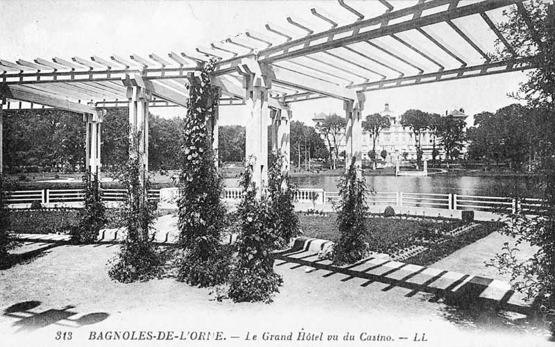 313 - Bagnoles-de-l'Orne - Le Grand Hôtel vu du casino ; jardins du casino.- Carte postale, signée L.L., vers 1935. (AD Orne).