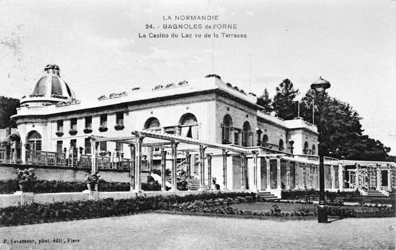 24 - Bagnoles-de-l'Orne - Le casino du lac vu de la terrasse.- Carte postale, éd. Levasseur à Flers, vers 1930. (AD Orne).