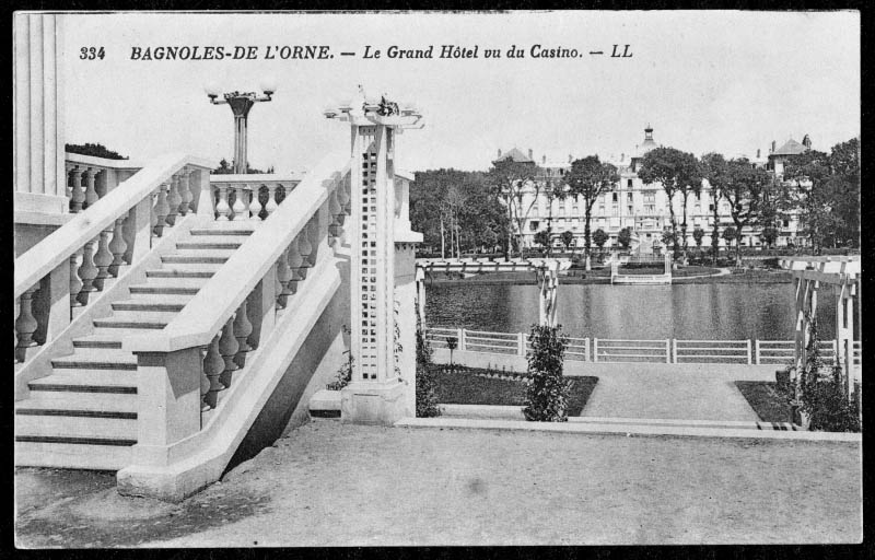334 - Bagnoles-de-l'Orne - Le Grand Hôtel vu du casino ; jardins du casino.- Carte postale, signée L.L., vers 1935. (AD Orne).