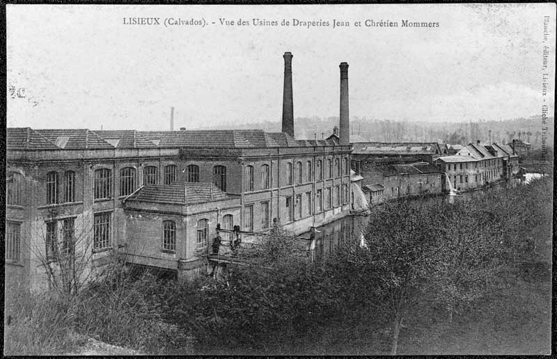 Lisieux (Calvados). Vue des usines de draperies Jean et Chrétien Mommers.- Carte postale, Tribouillard phot., éd. Blanche, s. d., début 20e siècle. (Collection particulière S. Main).