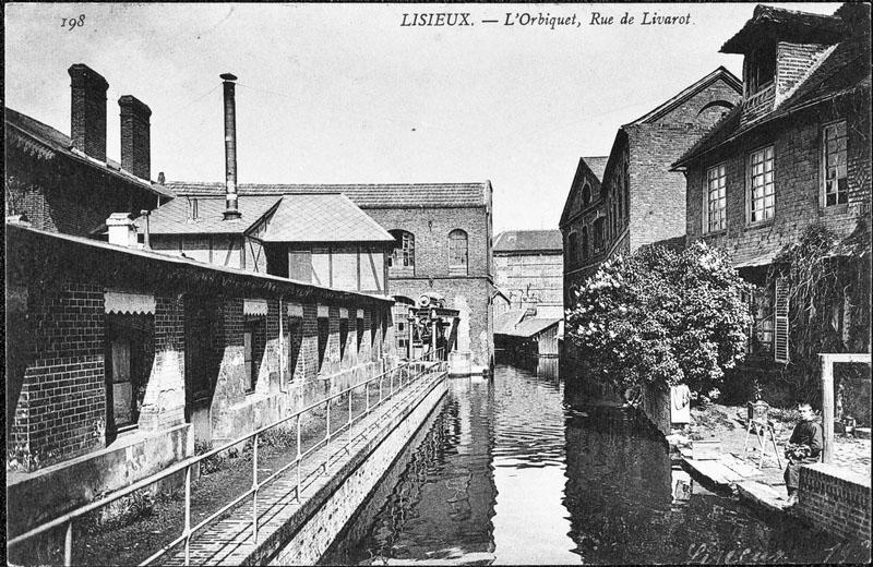 Lisieux - L'Orbiquet, rue de Livarot. [Bâtiments à l'arrière-plan, à droite].