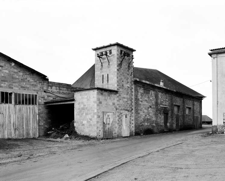 Transformateur et remise. Vue prise de l'ouest.
