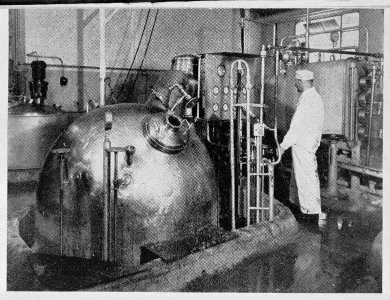 Usine Nestlé. Ecrèmeuse.- Photographie, tirée de : Calvados. Aspects géographiques, historiques, touristiques, économiques et administratifs du département, vers 1953.