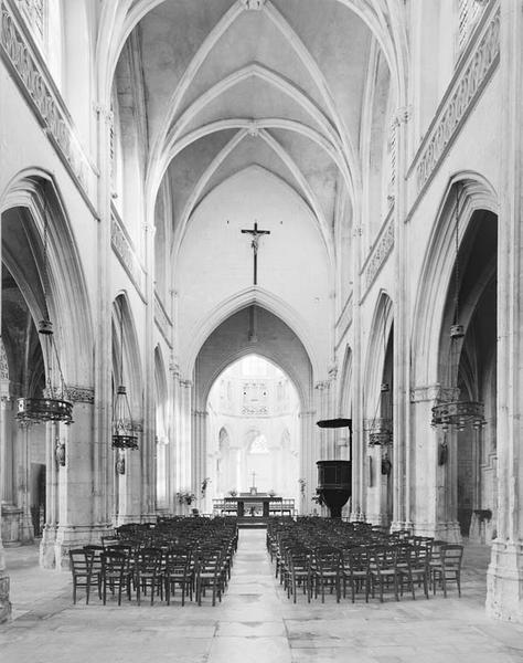 Vue après enlèvement de la cloison fermant le choeur.