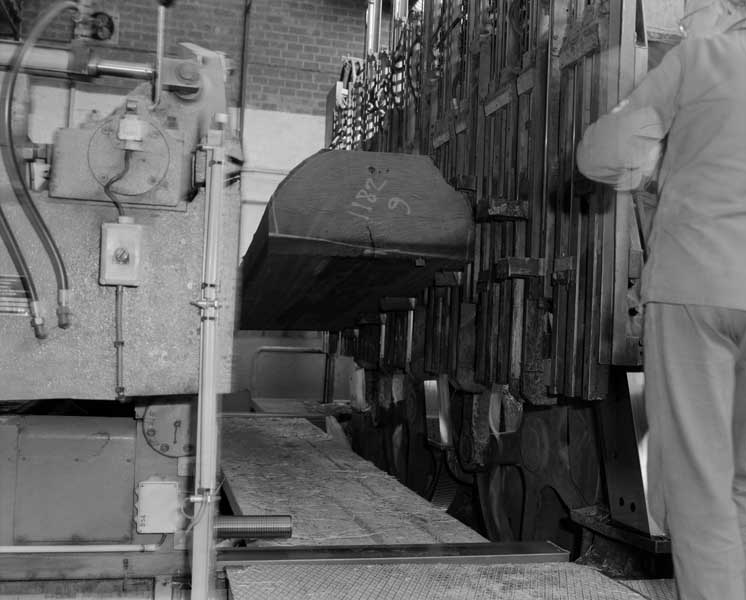 Tranchage d'une bille de bois.