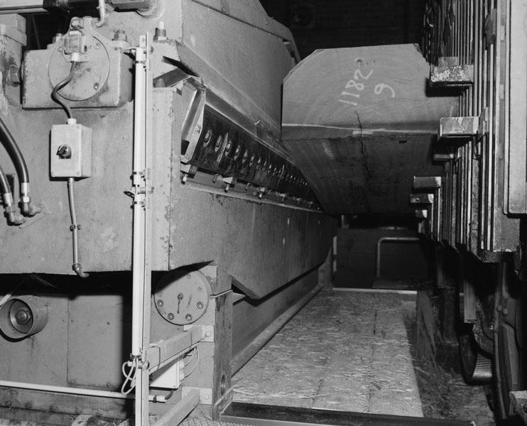 Tranchage d'une bille de bois.
